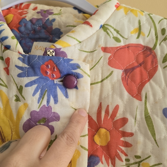 1970s Vintage Floral Quilted Coat with Blue Accents - Picture 6 of 12